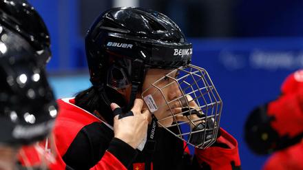 Yu Jing aus China ist im Para-Eishockey die einzige Frau bei den Paralympics.