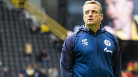 Interimstrainer Mike Büskens wird die Mannschaft nach einem positiven Corona-Test zunächst vom heimischen Schreibtisch aus betreuen.