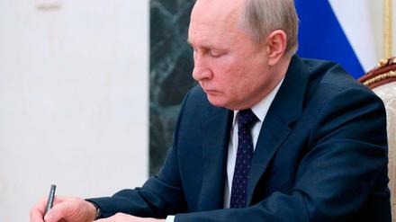 Das von der staatlichen russischen Nachrichtenagentur Sputnik veröffentlichte Bild zeigt, wie der russische Präsident Wladimir Putin am Freitag eine Sitzung des Sicherheitsrates per Videokonferenz in Moskau leitet.