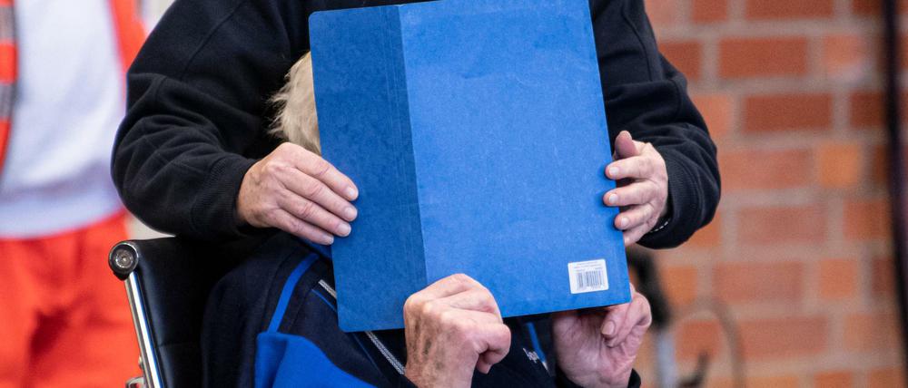 Laut Anklage soll der101-Jährige Mann zwischen 1942 und 1945 im Konzentrationslager Sachsenhausen Hilfe zur Ermordung von Lagerinsassen geleistet haben. 