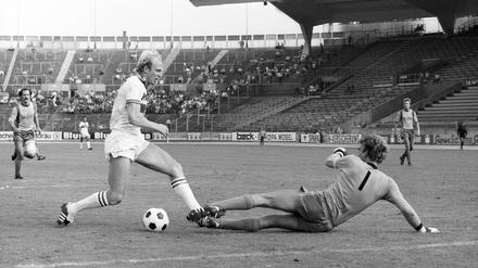 Dieter Hoeneß, links, tanzt mal wieder Spandau aus - damals im DFB-Pokal im Stuttgarter Neckarstadion.