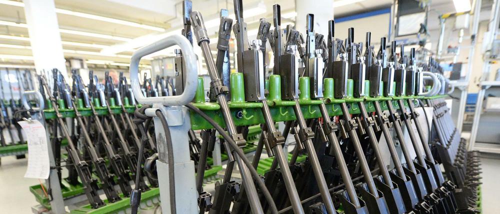 Sturmgewehre G36 von Heckler und Koch sind in Oberndorf (Baden-Württemberg) in der Firmenzentrale zur Werksinstandsetzung aufgereiht.