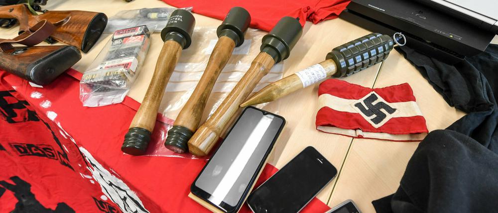 Von Waffen seit jeher fasziniert: Bei Rechtsradikalen in Eberswalde in Brandenburg beschlagnahmte Handgranaten, Gewehre, Mobiltelefone und Hakenkreuze.