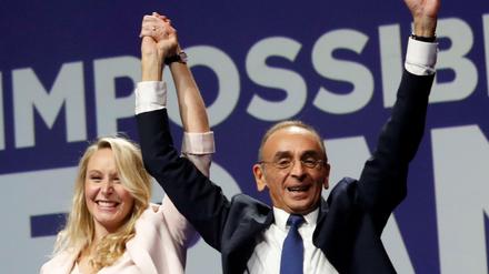 Marion Marechal (links), französische Politikerin der extremen Rechten, und Eric Zemmour, französischer Präsidentschaftskandidat der extremen Rechten, begrüßen das Publikum während einer Wahlkampfveranstaltung in Südfrankreich.