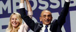 Marion Marechal (links), französische Politikerin der extremen Rechten, und Eric Zemmour, französischer Präsidentschaftskandidat der extremen Rechten, begrüßen das Publikum während einer Wahlkampfveranstaltung in Südfrankreich.