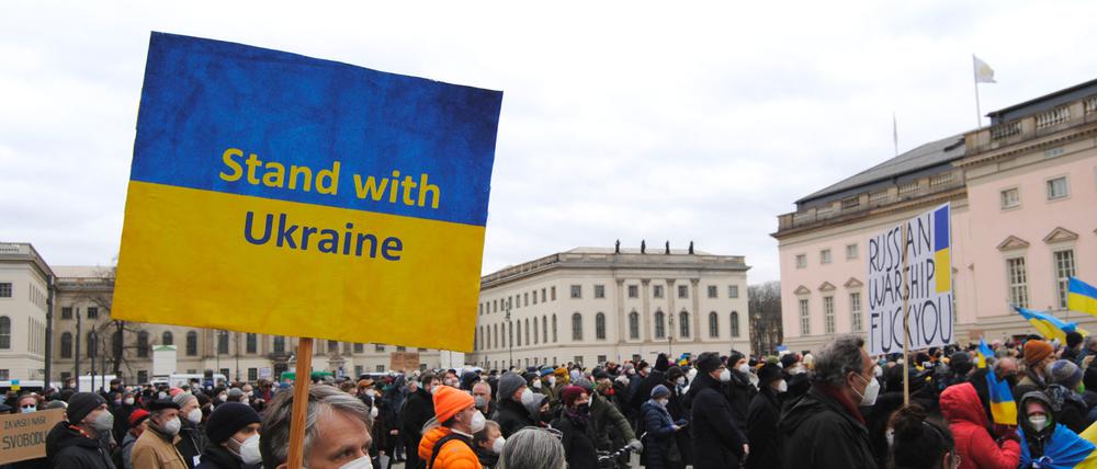 Protest gegen Putins Angriffskrieg auf dem Bebelplatz in Mitte.