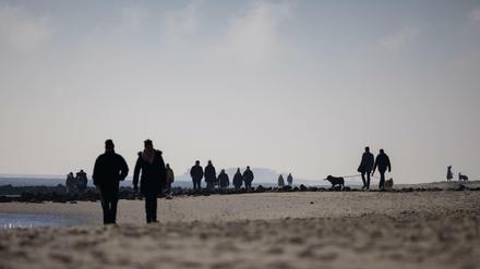 Spaziergänger bei Wyk auf der Nordseeinsel Föhr
