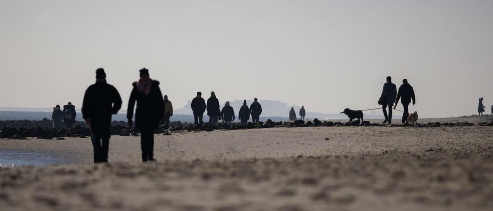 Spaziergänger bei Wyk auf der Nordseeinsel Föhr
