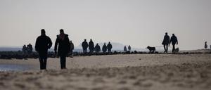 Spaziergänger bei Wyk auf der Nordseeinsel Föhr