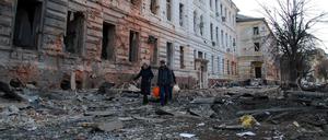 Menschen laufen durch die Straßen von Charkiw.