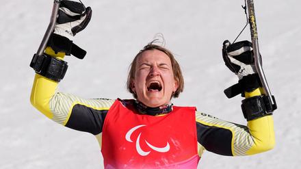 Sichtlich erleichtert: Anna-Lena Forster jubelt nach ihrem Gold-Sieg in der Super-Kombination.