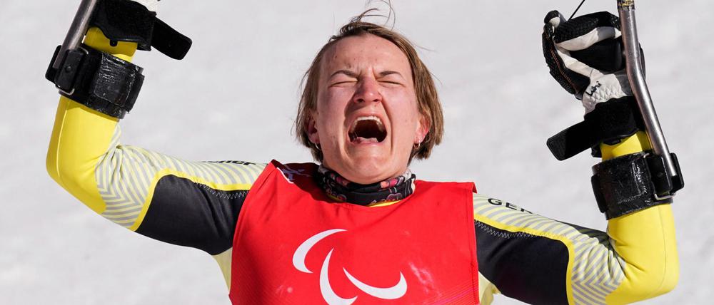 Sichtlich erleichtert: Anna-Lena Forster jubelt nach ihrem Gold-Sieg in der Super-Kombination.