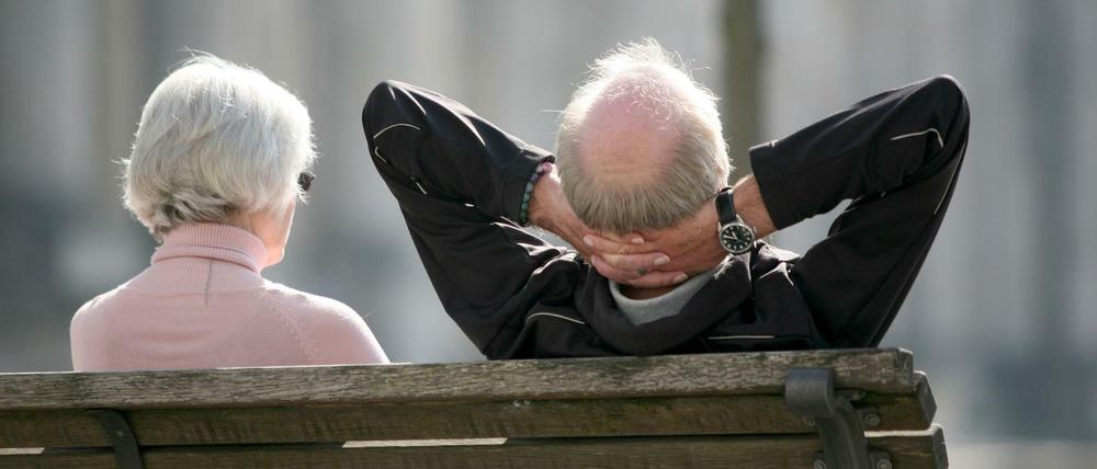 Senioren sitzen auf einer Bank (Symbolbild).