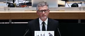 Im Angesicht des Leidens: Andrij Melnyk zeigte bei seiner Rede Bilder von Opfern des russischen Angriffs auf die Ukraine.