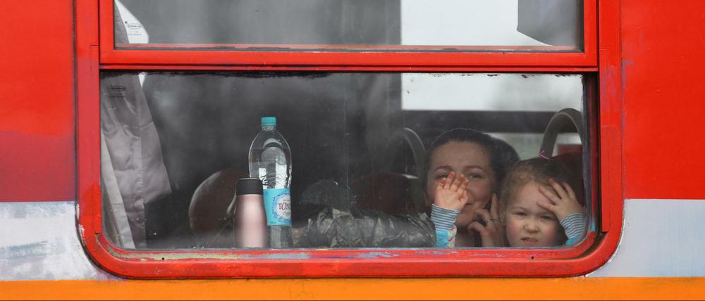 Zug nach Westen. Kinder und Frauen auf dem Weg von der ukrainisch-polnischen Grenze bei Medyka nach Krakau.