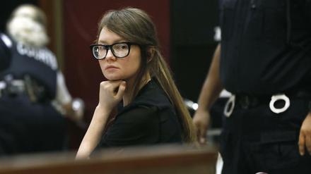 Anna Sorokin, Hochstaplerin aus Deutschland, wartet in den USA seit etwa einem Jahr auf ihre Abschiebung (Archivbild).