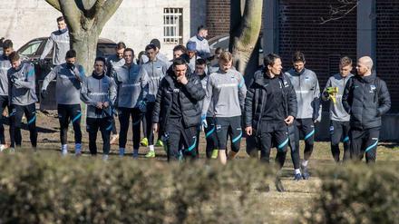 Der Trainer und sein Team. Wer geht im nächsten Spiel voran?