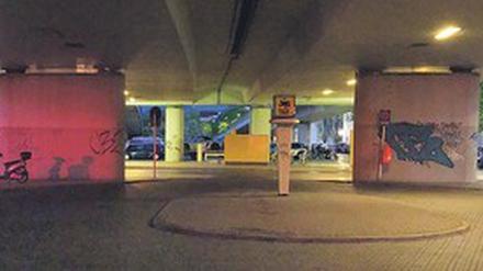 Brutale Barriere. Seit 42 Jahren schneidet eine Autobahnbrücke den Platz im Berliner Südwesten in zwei Hälften. Laut Koalitionsvertrag soll sich das bald ändern.. 