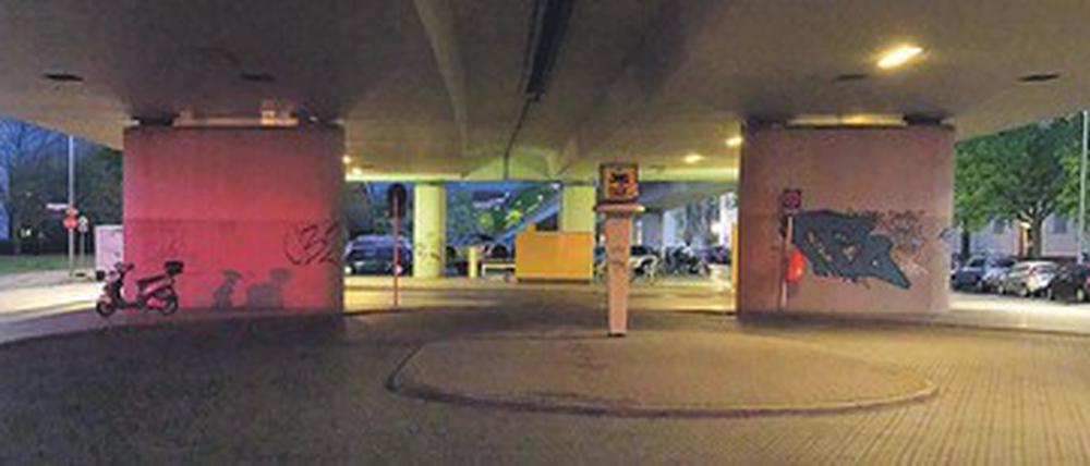 Brutale Barriere. Seit 42 Jahren schneidet eine Autobahnbrücke den Platz im Berliner Südwesten in zwei Hälften. Laut Koalitionsvertrag soll sich das bald ändern.. 