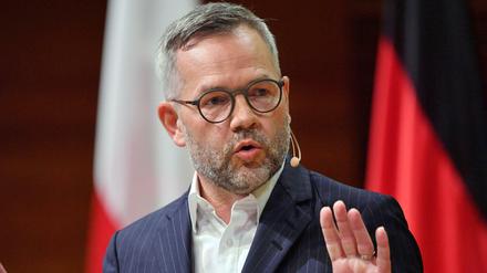 Der Chef des Auswärtigen Ausschusses im Bundestag, Michael Roth (SPD), fordert die sofortige Aufhebung des Urteils.