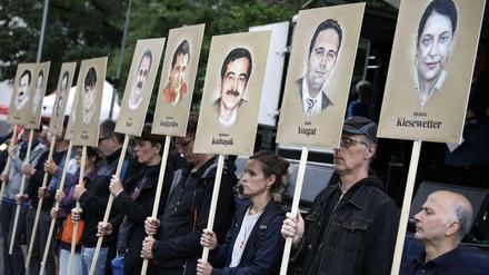 Todesopfer rechter Terroristen. Der NSU tötete zehn Menschen. Kurz vor dem Urteil im Münchner Prozess gegen Beate Zschäpe und weitere Angeklagten zeigten Demonstranten Bilder der Ermordeten.