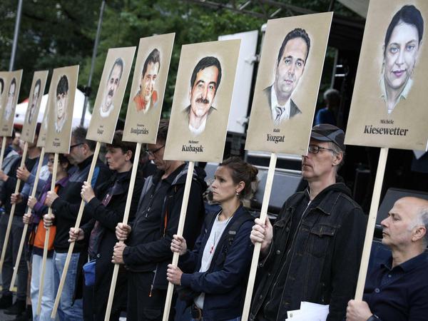 Todesopfer rechter Terroristen. Der NSU tötete zehn Menschen. Kurz vor dem Urteil im Münchner Prozess gegen Beate Zschäpe und weitere Angeklagten zeigten Demonstranten Bilder der Ermordeten.