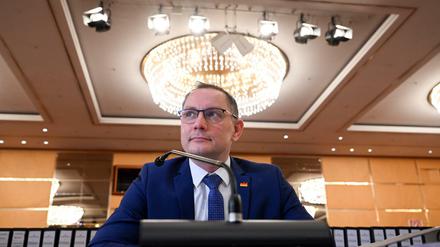 AfD-Chef Tino Chrupalla im Kristallsaal, der für das Verfahren zum Gerichtssaal umgewandelt wurde.