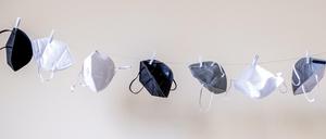 Auf oder ab? Die Maske ist zum Symbol der Auseinandersetzung um den richtigen Kurs in der Corona-Pandemie geworden.