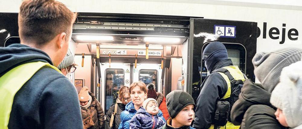 Gute Nachbarn. Auf dem Hauptbahnhof von Wrocław kommen Züge mit Flüchtenden aus der Ukraine an.