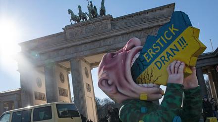 Auch er wird Teil der großen Friedensdemo sein: der Putin-Wagen aus dem Düsseldorfer Karneval, am Samstag schon vor dem Brandenburger Tor zu sehen.