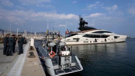 Die italienische Finanzpolizei steht bei der Yacht des Geschäftsmannes Alexej Mordaschow. Er steht auf der Sanktionsliste russischer Oligarchen.