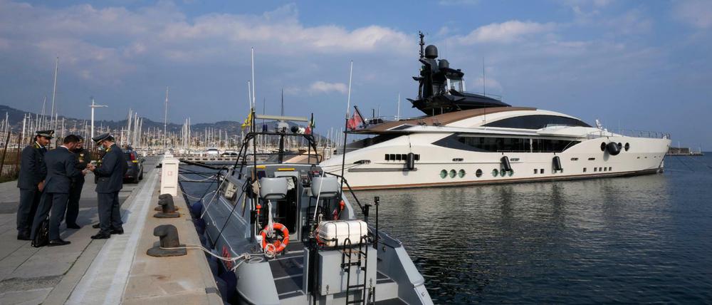 Die italienische Finanzpolizei steht bei der Yacht des Geschäftsmannes Alexej Mordaschow. Er steht auf der Sanktionsliste russischer Oligarchen.
