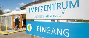 Eine ältere Dame betritt das Impfzentrum im Landkreis Friesland.