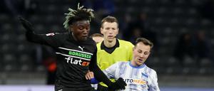 Im Hinspiel gewann Hertha BSC (re. Vladimir Darida gegen Manu Koné) gegen Gladbach 1:0. 