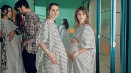 Begegnung im Kreißsaal. Ana (Milena Smit, l.) und Janis (Penélope Cruz) werden simultan Mütter. 
