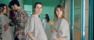 Begegnung im Kreißsaal. Ana (Milena Smit, l.) und Janis (Penélope Cruz) werden simultan Mütter. 