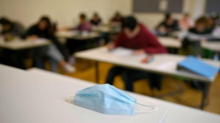 Masken in der Schule - R2G will daran festhalten.