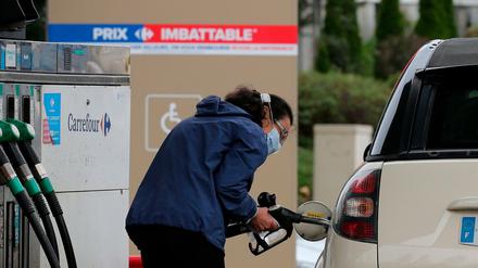 Eine Frau an einer Tankstelle im Südwesten Frankreichs (Archivbild)