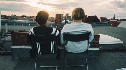 Füße hoch und gute Aussichten: Immer mehr Menschen leben nicht von klassischem Erwerbseinkommen, sondern von Ersparnissen, Zinsen, Mieteinkünften oder Dividenden.