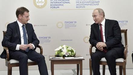 Das Bild eines Laufburcshen: Sachsens Ministerpräsident Michael Kretschmer, hier 2019 bei einem Wirtschaftsforum, biederte sich wiederholt beim Kreml-Diktator Wladimir Putin an.