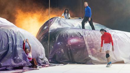 Auch dabei: Meg Stuarts "Cascade". Mit Mor Demer, Isabela Fernandes Santana, Pieter Ampe, Márcio Kerber Canabarro.