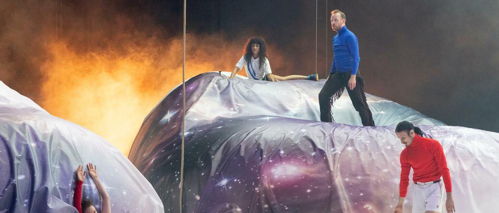 Auch dabei: Meg Stuarts "Cascade". Mit Mor Demer, Isabela Fernandes Santana, Pieter Ampe, Márcio Kerber Canabarro.