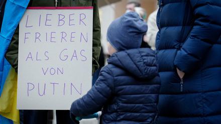 Teilnehmer einer Demonstration gegen den Krieg in der Ukraine.