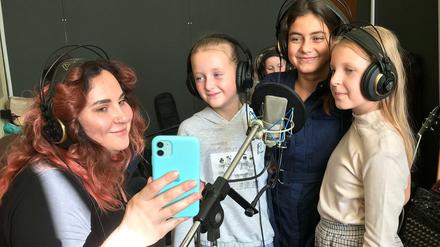 Galia (links) und ihr Chor. Ihre Tochter Polina ist die 2. von rechts.