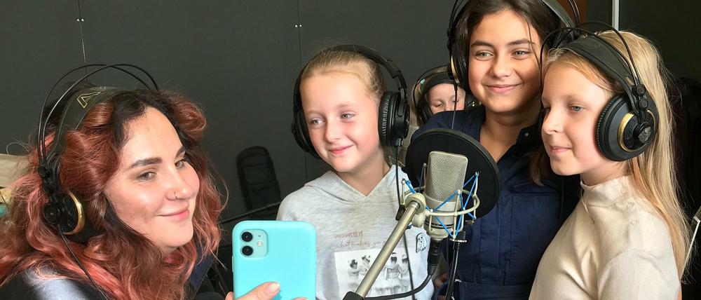 Galia (links) und ihr Chor. Ihre Tochter Polina ist die 2. von rechts.