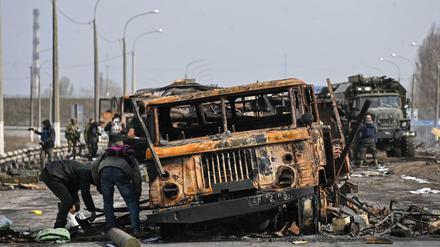 Ein zerstörtes Militärfahrzeug in Cherson.