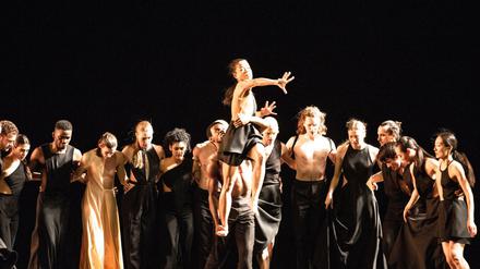 Gruppenbilder mit Drama. Szene aus der neuen Choreographie von Sasha Waltz