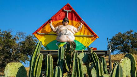 "Jackass"-Newcomer Zach Holmes kurz vorm Abflug in einen Kaktus. 