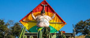 "Jackass"-Newcomer Zach Holmes kurz vorm Abflug in einen Kaktus. 