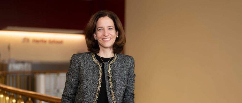 Ein Porträtbild von Cornelia Woll, die in der Hertie School im Treppenhaus an einem Geländer steht.